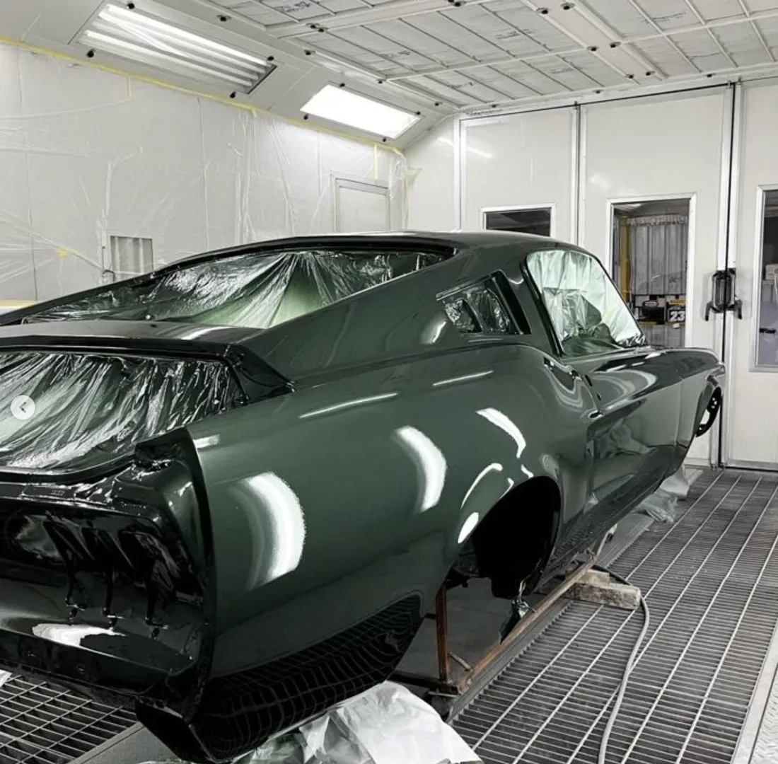 Ford Mustang pintado en la cabina